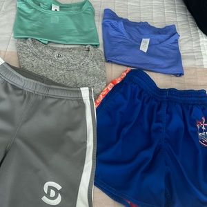 Bundles kids 2- shorts 2- tops 1- shirts size XS